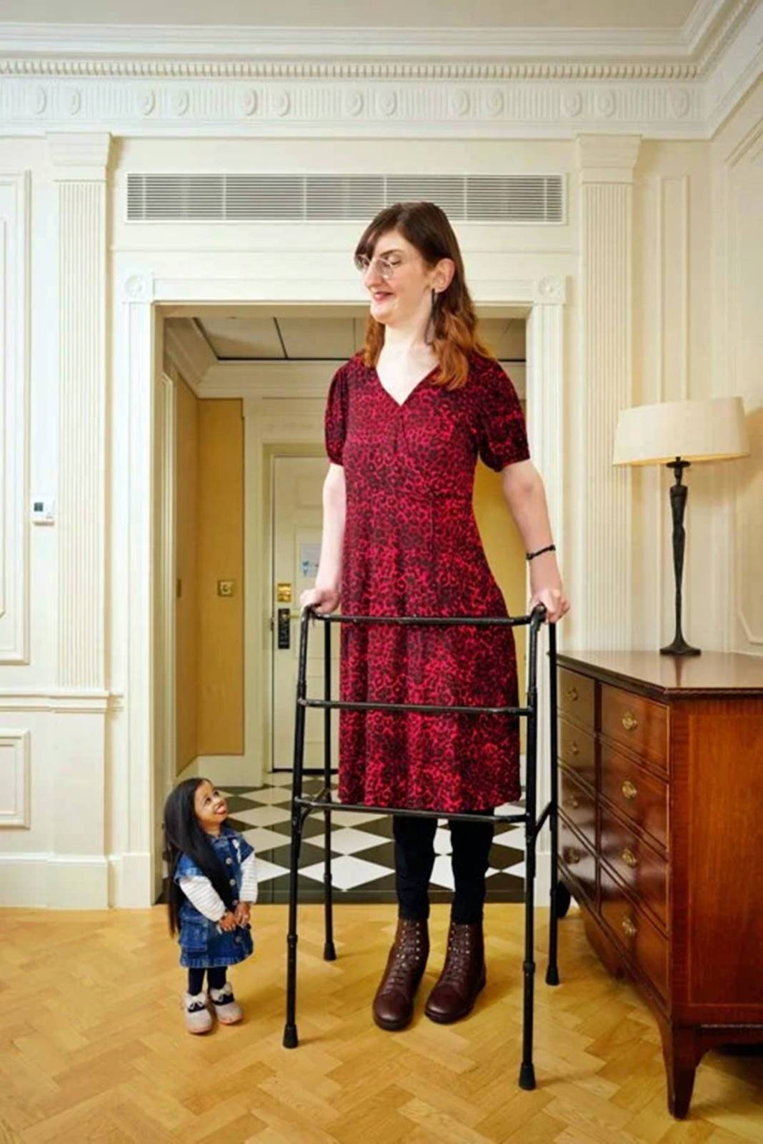 Dünyanın en uzun ve en kısa kadını bir araya geldi: Boyları şaşırttı! Buluşmada renkli görüntüler ortaya çıktı 7